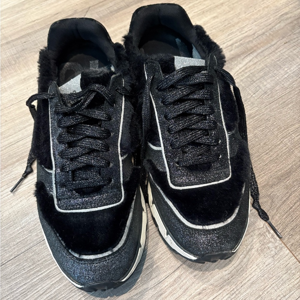 P448 Black and Silver Athletic Shoes